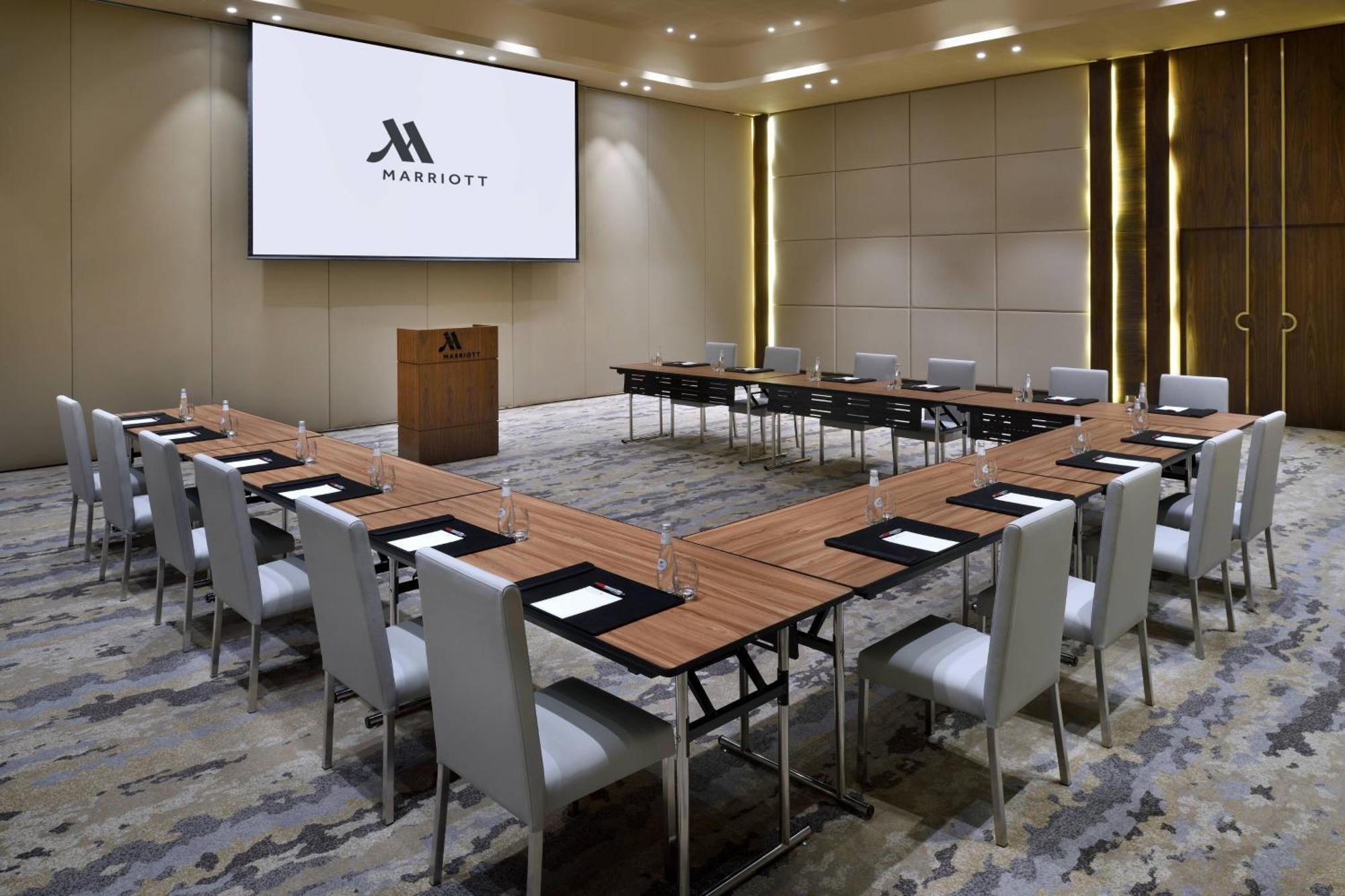 Marriott Diplomatic Quarter Hotel 4*